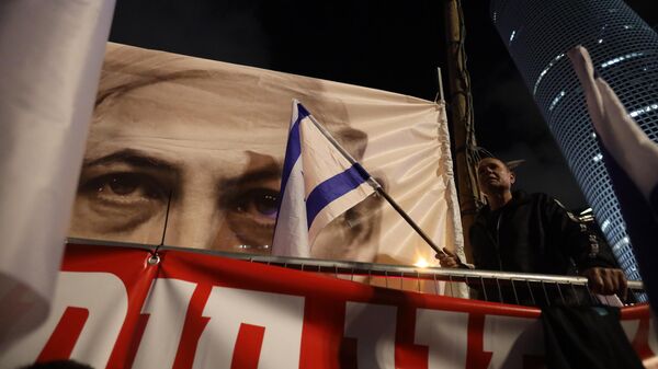 İsrail Başbakanı Benyamin Netanyahu, ülke çapında kitlesel protestolara ve grevlere neden olan yargı düzenlemesini ertelediğini duyurmasına rağmen protestolar devam ediyor. Tel Aviv’de toplanan göstericiler, ellerinde İsrail bayrakları taşıdı. - Sputnik Türkiye