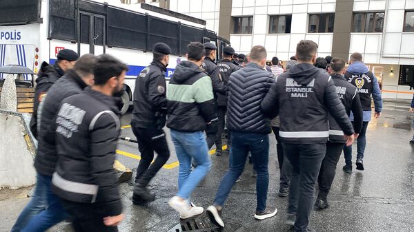 İstanbul Emniyet Müdürlüğü Mali Suçlarla Mücadele Şube Müdürlüğü ekipleri, Silivri Cumhuriyet Başsavcılığı koordinesinde tapu müdürlüğündeki rüşvet suçuna yönelik çalışma başlattı. Çalışmalar sonucunda suça karıştığı tespit edilen 79 şüpheli yakalandı.
 - Sputnik Türkiye