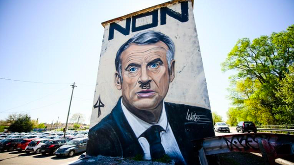 Fransa'da Cumhurbaşkanı Emmanuel Macron'un, Nazi lideri Adolf Hitler olarak resmedildiği grafitİ - Sputnik Türkiye