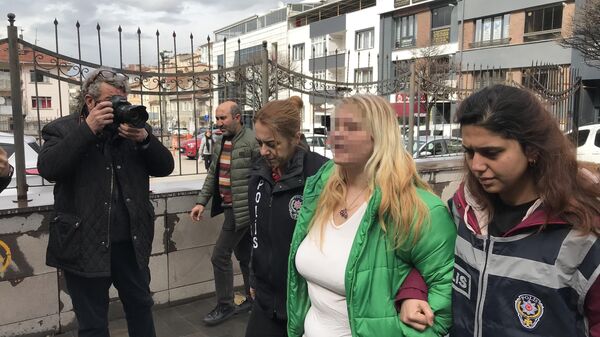 Eskişehir’de başörtülü kadınlara hakaretler ettiği görüntü ortaya çıkan kadın, gözaltına alındıktan sonra adliyeye sevk edildi. - Sputnik Türkiye