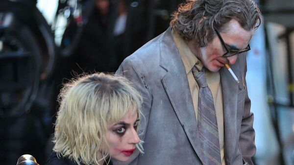 Todd Phillips’in yönetmen koltuğunda oturduğu ve Joaquin Phoenix’in başrolünde yer aldığı 'Joker: Folie à Deux' adlı devam filminin çekimleri sürerken, yönetmen Phillips setten iki yeni fotoğraf paylaştı.  - Sputnik Türkiye