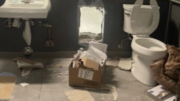 ABD'nin Washington eyaletinin Lynnwood şehrindeki bir alışveriş merkezinde teknoloji mağazasının bitişiğindeki kahve dükkanındaki tuvaletin duvarını delen hırsızlar, 500 bin dolar değerinde mal çaldı. - Sputnik Türkiye