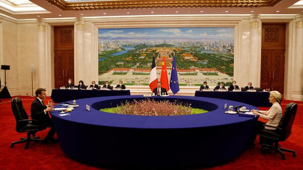 Çin Devlet Başkanı Şi Cinping, Pekin'de ağırladığı Fransa Cumhurbaşkanı Emmanuel Macron ve AB Komisyonu Başkanı Ursula von de Leyen ile üçlü görüşme için alışılmadık tasarımı olan bir yuvarlak masayı tercih etti.  - Sputnik Türkiye