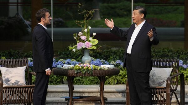 Çin Devlet Başkanı ŞI Cinping, Fransa Cumhurbaşkanı Emmanuel Macron'u Çin ziyaretinin son gününde babasının memleketi Guangdong eyaletinde ağırlarken, iki lider samimi pozlar verdi.  - Sputnik Türkiye