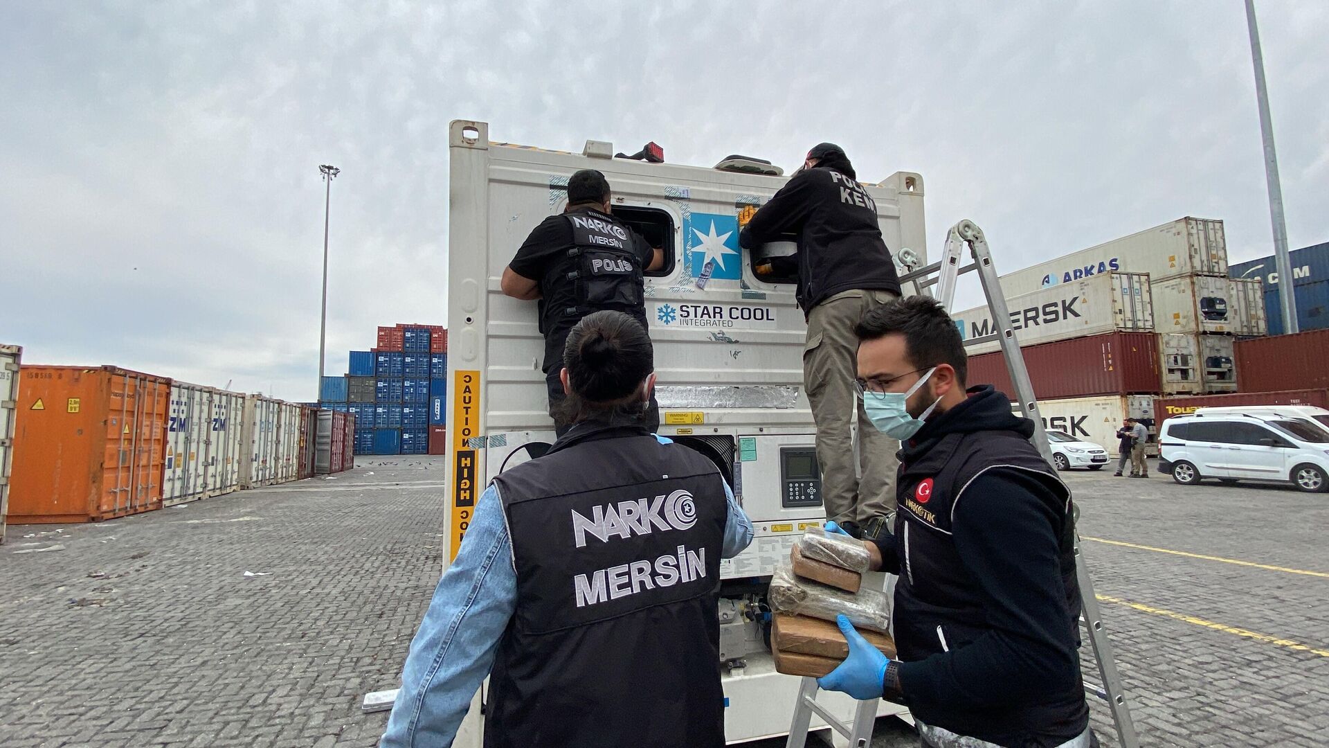 Mersin Limanında muz yüklü bir konteynerde arama yapan polis 97 kilo 500 gram kokain ele geçirildi. - Sputnik Türkiye, 1920, 08.04.2023