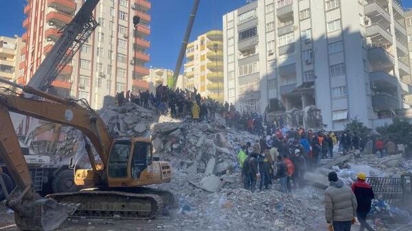 Kahramanmaraş merkezli depremlerde Adana'da yıkılan Alpargün Apartmanı'yla ilgili soruşturma kapsamında ifadesi alınan inşaat mühendisi, binanın statik-betonarme projesini kendisinin yaptığını fakat çizdiği projeyi hatırlamadığını iddia etti. - Sputnik Türkiye