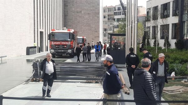 Beyoğlu'nda bulunan Atatürk Kültür Merkezi'nde dış cephe izolasyonu çalışmaları sırasında yangın çıktı. Çok sayıda itfaiye ekibi AKM’ye sevk edilirken, yangın itfaiye ekipleri tarafından kısa sürede söndürüldü. - Sputnik Türkiye