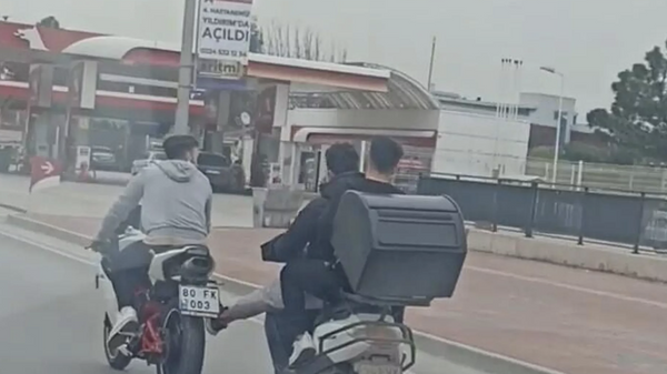 Bozulan motosikleti başka bir motosikletle iterek tamire götürdüler - Sputnik Türkiye