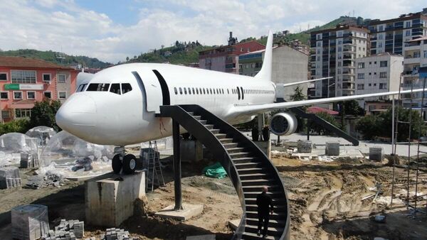 Ankara-Trabzon seferini yaparken 13 Ocak 2018 tarihinde Trabzon Havalimanı'na iniş yaptığı sırada pistten çıkan ve Yomra'da çürümeye terk edilen yolcu uçağı, belediye tarafından 3 yatırımcıya tahsis edilmişti. İlçede pide salonu olarak hizmet verecek olan uçak için son rötuşlar yapılırken, mekanın 1-2 ay içerisinde hizmete girmesi planlanıyor. - Sputnik Türkiye