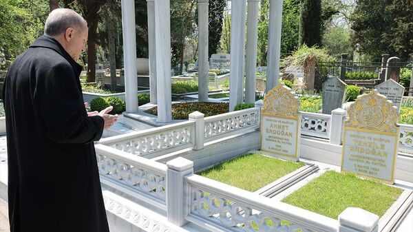 Cumhurbaşkanı Erdoğan, Ramazan Bayramı arifesinde Üsküdar'daki Karacaahmet Mezarlığı'nda bulunan anne ve babasının kabrini ziyaret etti. - Sputnik Türkiye
