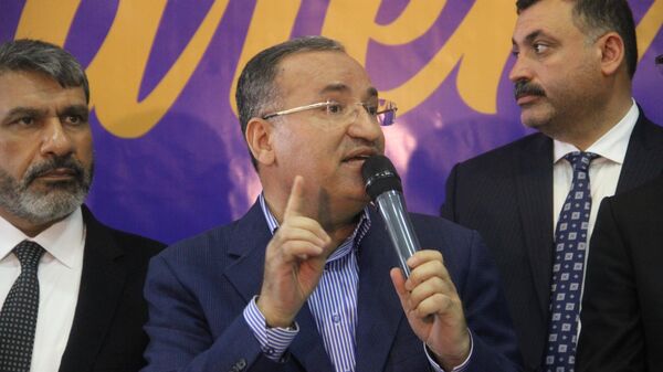 Şanlıurfa'da AK Parti milletvekili adaylarıyla birlikte partililerle bayramlaşan Adalet Bakanı Bekir Bozdağ, - Sputnik Türkiye