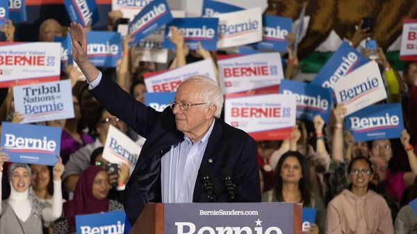 'Sosyalist' Senatör Bernie Sanders, 2020 ABD başkanlık seçimi kampanyasında miting yaparken - Sputnik Türkiye