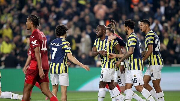 UEFA Avrupa Ligi son 16 turu rövanş maçında Fenerbahçe ile Sevilla takımları Ülker Stadı'nda karşı karşıya geldi. Fenerbahçe’nin golünü atan Enner Valencia sevincini arkadaşlarıyla paylaştı. - Sputnik Türkiye