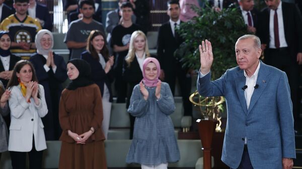 Cumhurbaşkanı Recep Tayyip Erdoğan, Cumhurbaşkanlığı Külliyesi Millet Kütüphanesi'nde gençlerle bir araya geldi, sorularını yanıtladı. ( - Sputnik Türkiye