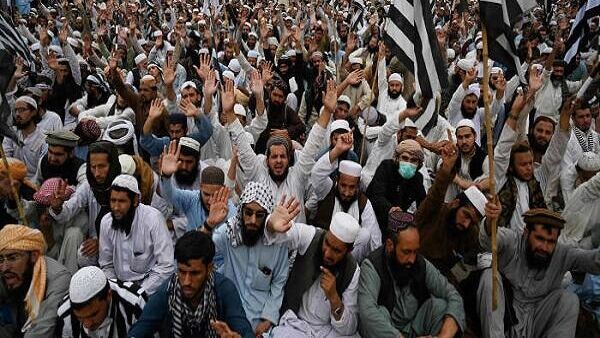 Pakistan'da radikal İslamcı parti Cemiyeti Ulemayı İslam (İslam Uleması Cemiyeti) oturma eyleminde - Sputnik Türkiye