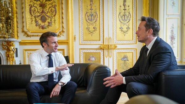 Fransa Cumhurbaşkanı Emmanuel Macron, Elysee Sarayı'nda partilemekten gelen kirli sakallı ABD'li milyarder girişimci Elon Musk'ı ağırlarken - Sputnik Türkiye