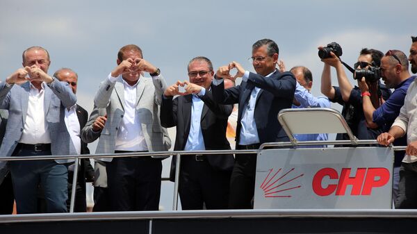  CHP Grup Başkanvekili Özgür Özel,  Aydın Atatürk Kent Meydanı'nda parti otobüsü üzerinden halka seslendi. - Sputnik Türkiye
