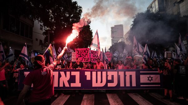 İsrailliler, Başbakan Benyamin Netanyahu öncülüğündeki koalisyon hükümetinin yargının yetkililerini sınırlayan düzenlemesi ve sağ politikalarına karşı haftalardır düzenledikleri protesto gösterilerini sürdürüyor. - Sputnik Türkiye