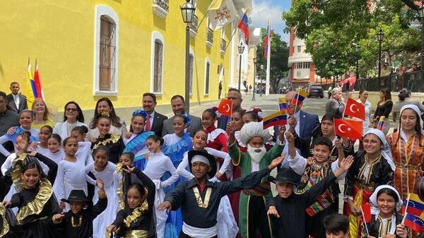 Venezüellanın başkenti Karakas'ın merkezinde yer alan ve tarihi açıdan sembol kabul edilen caddelerden birine Türkiye Cumhuriyeti Caddesi adı verildi. Cadde, törenle açıldı.  - Sputnik Türkiye