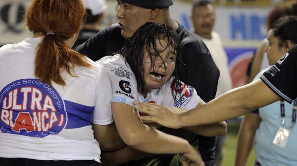 El Salvador Ligi play-off çeyrek finalinde Alianza ile FAS arasında oynanan maçta tribünlerde büyük bir izdiham yaşandı. Tribünlerde çıkan olaylar sonrası 12 kişi öldü, yüzlerce kişi de yaralandı. - Sputnik Türkiye