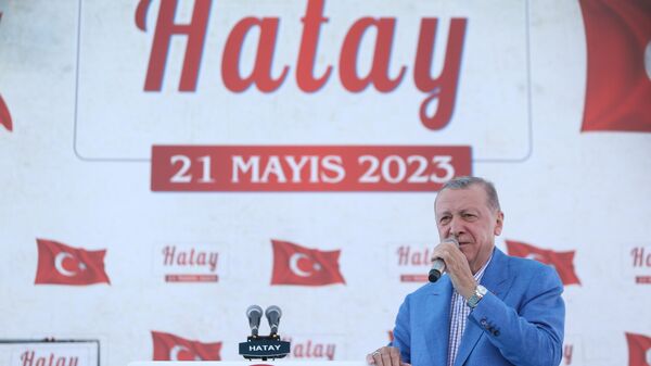 Cumhurbaşkanı Erdoğan, Hatay'da yapımı 60 günde tamamlanan Defne Devlet Hastanesi’ni ziyaretinde toplanan kalabalığa hitap etti. - Sputnik Türkiye