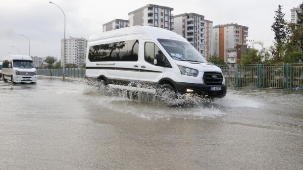 Adana’da sabah saatlerinde başlayan sağanak yağış sebebiyle birçok ana arter, ara sokaklar ve iş yerleri su altında kaldı. - Sputnik Türkiye