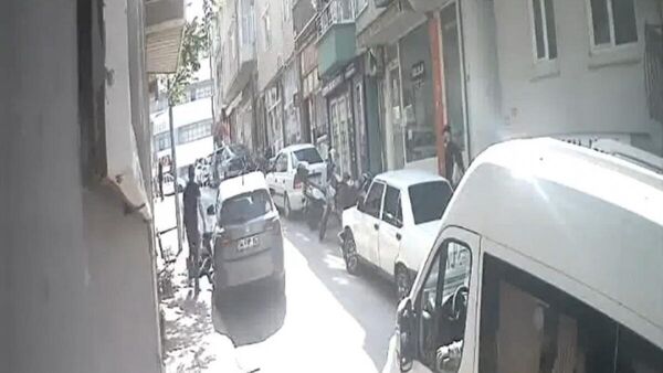 Balıkesir'in Bandırma ilçesinde 17 Eylül mahallesi Hacı İsa Mescit sokakta meydana gelen olayda 86 yaşındaki yaşlı adam darp edildi. Darp anı güvenlik kamerasına yansıdı.  - Sputnik Türkiye