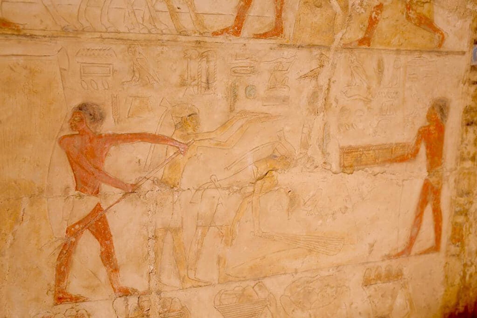 Mısır’ın Giza kentindeki tarihi Sakkara bölgesinde Ptolemaios Hanedanlığı (MÖ 305 - MÖ 30) ve 30.Firavun Hanedanlığı (MÖ 380 - MÖ 343) dönemine ait yeni eserlerin keşfedildiği duyuruldu. Bölgede yapılan kazılarda, insan ve hayvanların mumyalama işlemleri için kullanılan atölyeler, mezar, heykeller, çanak çömlek parçaları bulundu.
 - Sputnik Türkiye, 1920, 28.05.2023