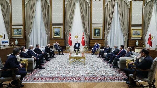 Cumhurbaşkanı Recep Tayyip Erdoğan, TBMM Başkanı Mustafa Şentop ve Cumhur İttifakı'nı oluşturan partilerin genel başkanlarını Cumhurbaşkanlığı Külliyesi'nde kabul etti. - Sputnik Türkiye