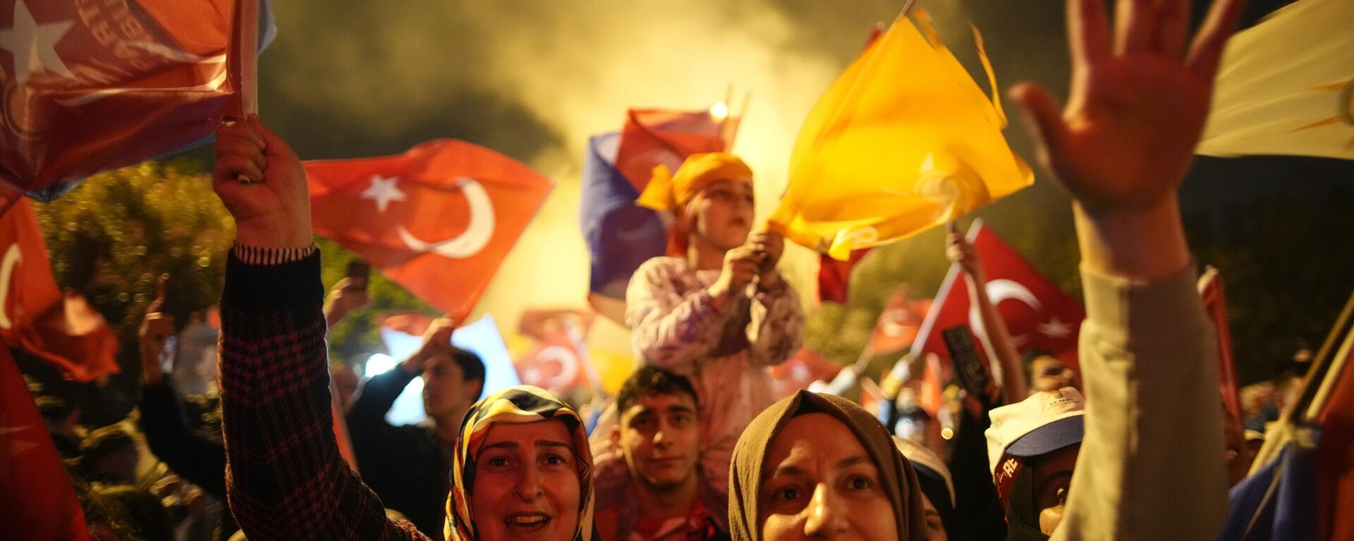 Cumhurbaşkanı Recep Tayyip Erdoğan'a destek vermek isteyenler Türk bayrakları taşıyarak ve araçlarıyla konvoy oluşturarak seçim kutlaması yaptı. - Sputnik Türkiye, 1920, 29.05.2023