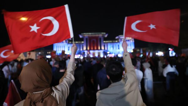 Cumhurbaşkanı Recep Tayyip Erdoğan, Cumhurbaşkanı Seçimi'nin ikinci turunun ardından Cumhurbaşkanlığı Külliyesinde kalabalığa hitap etti.  - Sputnik Türkiye