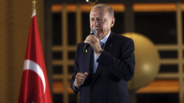 Yüksek Seçim Kurulu (YSK) da kesin sonuçlar neticesinde Recep Tayyip Erdoğan'ın yeniden Cumhurbaşkanı seçildiğini ilan etti. - Sputnik Türkiye