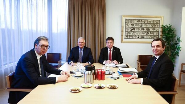 AB Yüksek Temsilcisi Borrell ile Slovakyalı siyasetçi Lajcak'ın arabuluculuğunda görüşen Sırbistan Cumhurbaşkanı Vucic ile Arnavutluk Başbakanı Kurti (sağda) - Sputnik Türkiye