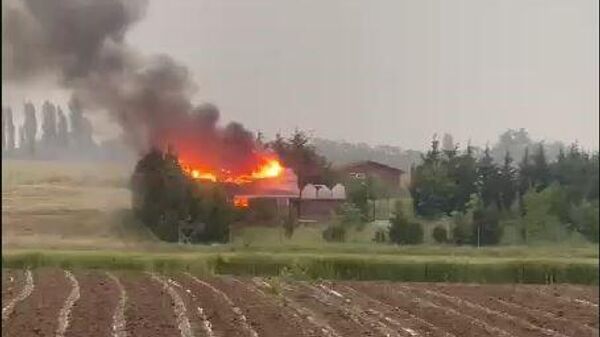 Tekirdağ’ın Çorlu ilçesinde villanın çatısına düşen yıldırım yangına neden oldu.  - Sputnik Türkiye