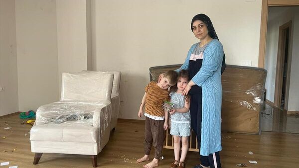 Bursa’da 3 yıl önce eşinden boşanan 2 çocuk sahibi anne, hastalıkla uğraşırken, bir yandan da evsiz kaldı. 2 bin lira olan kirasını 15 bin liraya çıkaran ev sahibi, anneyi ve çocuklarını mahkeme kararıyla kapı dışarı etti. Mağdur anne, mahkeme kararının kendisine tebliğ edilmediğini öne sürdü. - Sputnik Türkiye