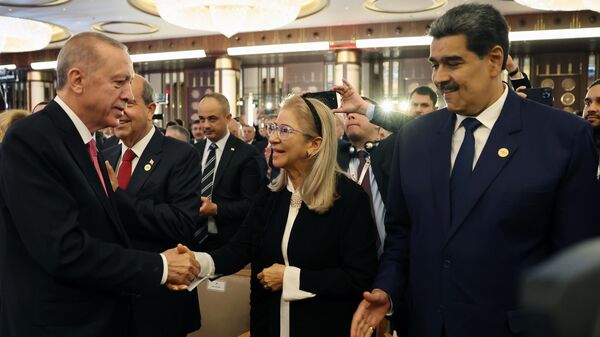 Yeniden Cumhurbaşkanı seçilen Recep Tayyip Erdoğan, için Cumhurbaşkanlığı Külliyesi'nde Göreve Başlama Töreni gerçekleştirildi. Erdoğan, burada Venezuela Devlet Başkanı Nicolas Maduro (sağda) ve eşi Cilia Flores de Maduro (sağ 2) ile selamlaştı.
 - Sputnik Türkiye