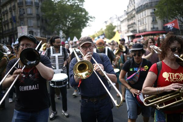 Fransa’da kitlesel protestolara neden olan emeklilik reformuna karşı gösteriler devam ediyor.  - Sputnik Türkiye