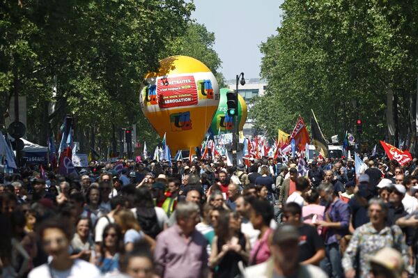 Fransa’da kitlesel protestolara neden olan emeklilik reformuna karşı gösteriler devam ediyor.  - Sputnik Türkiye