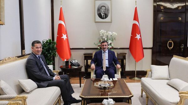 Sinan Oğan, Cumhurbaşkanı Yardımcısı Cevdet Yılmaz'ı makamında ziyaret etti. - Sputnik Türkiye