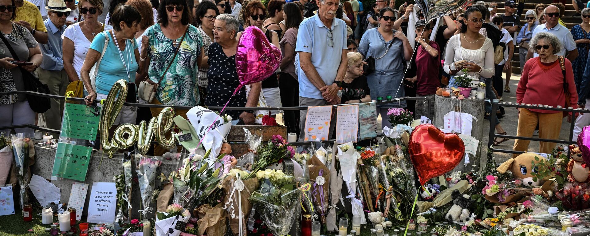 Fransa'nın Annecy kenti sakinleri, parkta çocuklara bıçaklı saldırı sonrası kurbanlarla ailelerine destek için olay yerinde toplandı. (11 Haziran 2023) - Sputnik Türkiye, 1920, 11.06.2023