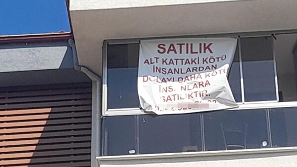 Tekirdağ'ın Çorlu ilçesinde bir kişinin dairesinin balkonuna astığı, komşularından şikayetçi olduğunu öne sürdüğü satılık ilanı, alt komşusu tarafından mahkeme kararıyla kaldırtıldı. - Sputnik Türkiye