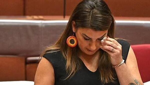 Avusturalyalı senatör Lidia Thorpe, erkek bir senatör tarafından parlamentoda cinsel tacize uğradığını gözyaşları içinde anlattı. - Sputnik Türkiye