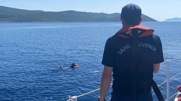 Aydın'dan Yunanistan'a yüzerek gitmeye çalışan kaçak göçmen yakalandı - Sputnik Türkiye