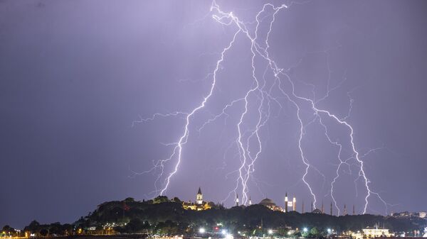 Meteoroloji Genel Müdürlüğü İstanbul için sarı alarm verdi. Beklenen yağış öncesi Sarayburnu sahilinde yıldırım ve şimşekler gökyüzünü aydınlattı.  - Sputnik Türkiye