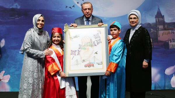Cumhurbaşkanı Recep Tayyip Erdoğan, eşi Emine Erdoğan ile birlikte torunu Ali Tahir Erdoğan'ın mezuniyet törenine katıldı. - Sputnik Türkiye