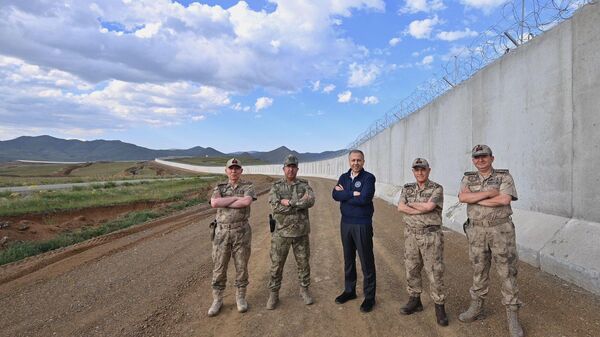 İçişleri Bakanı Ali Yerlikaya, Türkiye-İran sınırında yapımı devam eden güvenlik duvarı, hendek ve diğer çalışmaları inceledi. - Sputnik Türkiye