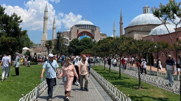 İstanbul'un turistik bölgeleri hınca hınç doldu - Sputnik Türkiye