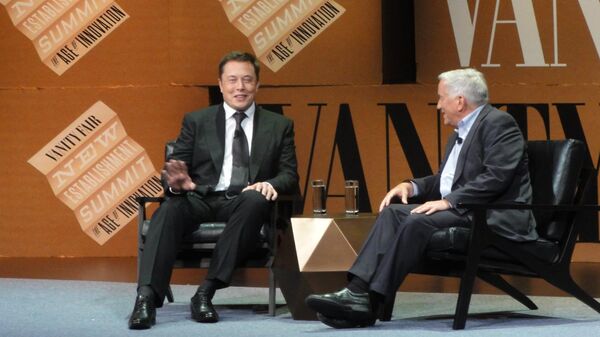 8 Ekim 2014'te San Francisco'da Yerba Buena Sanat Merkezi'nde düzenlenen Vanity Fair Yeni Nizam Zirvesi'ndeki bir panelde Elon Musk ile Walter Isaacson (sağda) konuşurken - Sputnik Türkiye