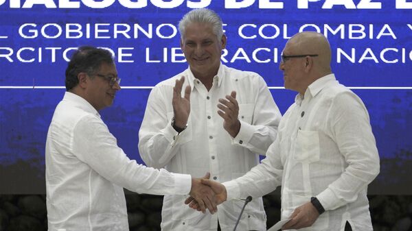 Küba'nın başkenti Havana'da iki taraflı ateşkes anlaşmasını imzalayıp el sıkışan Kolombiya Devlet Başkanı Gustavo Petro (solda) ile ELN Komutanı Antonio Garcia'yı (sağda) alkışlayan Küba Devlet Başkanı Miguel Diaz-Canel (09.06.2023) - Sputnik Türkiye