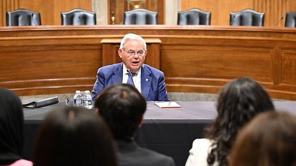 ABD Senato Dış İlişkiler Komisyonu Başkanı (Demokrat Partili) Bob Menendez, stajyerleriyle toplantıda - Sputnik Türkiye